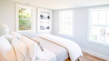 2 slaapkamers, een kluis op de kamer, een strijkplank/strijkijzer, wifi