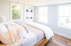 2 bedrooms, in-room safe, iron/ironing board, WiFi - Luxurious Harbor View "Millie" Cottage! Walk & bike to everything! (Nantucket)