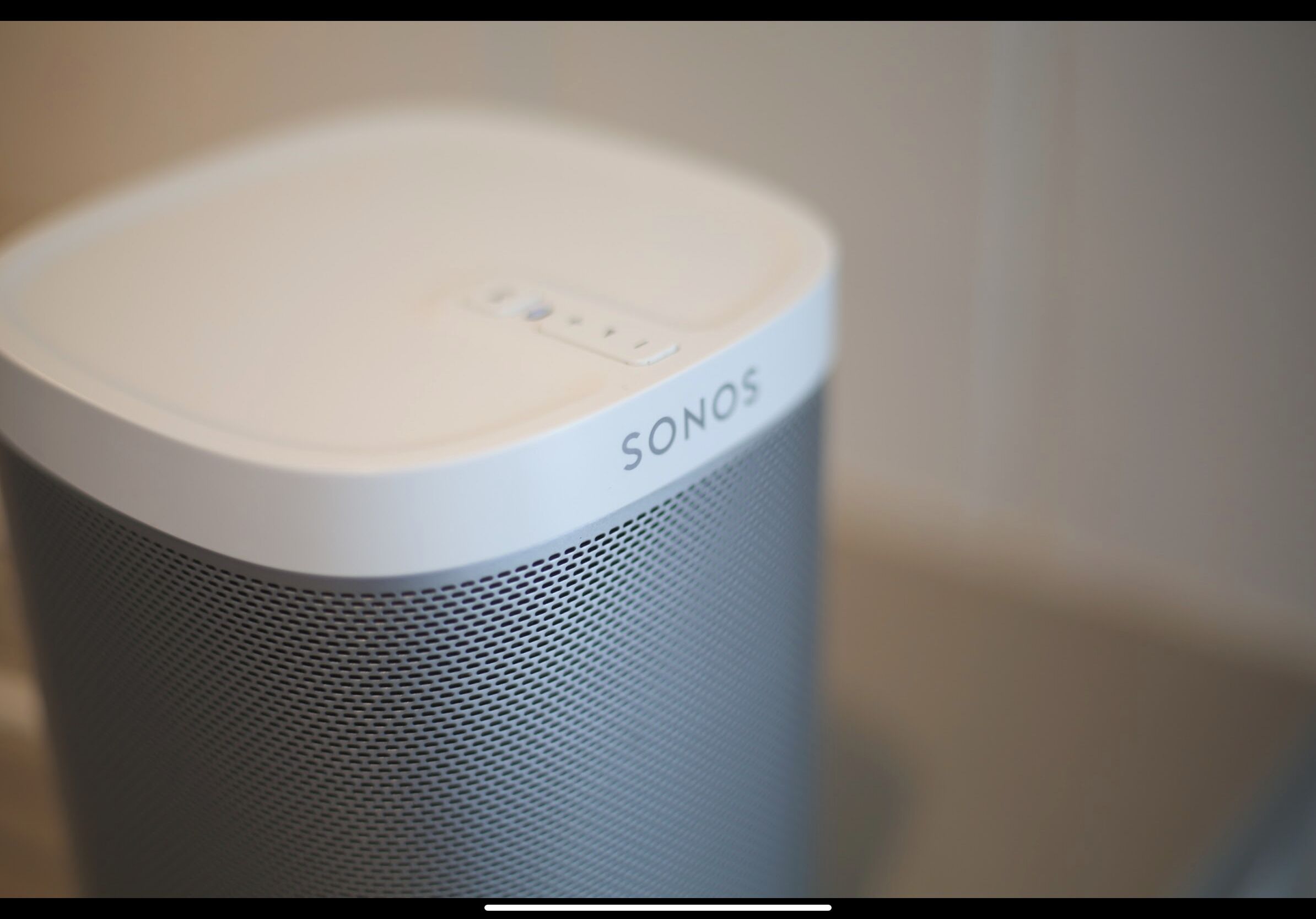 Valkoinen Sonos-kaiutin, jonka pinnassa on verkkomainen kuvio.
