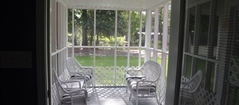 Lovers Lane Oasis Cottage...Ideal for a couple or small family Coast visit!!!