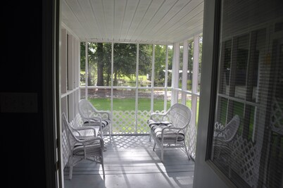 Lovers Lane Oasis Cottage...Ideal for a couple or small family Coast visit!!!