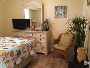 2 bedrooms, iron/ironing board, free WiFi, bed sheets - Newly Renovated.  Best Views & Location w/oversized balcony. Semi private beach (Gulf Shores)