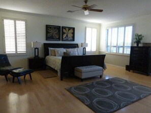 5 bedrooms, desk, iron/ironing board, travel crib