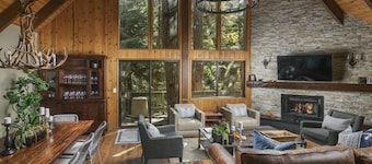 Stunning A Frame, Great room, Loft, AC, In Village