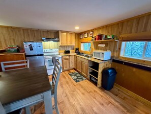 Fridge, microwave, oven, stovetop - Denali Park View Family Log Cabin (Denali National Park and Preserve)