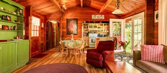 Cozy Cabin in Volcano Village minutes from Volcano Park entrance.