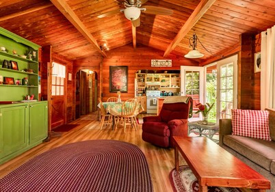 Cozy Cabin in Volcano Village minutes from Volcano Park entrance.