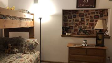 4 bedrooms, iron/ironing board, free WiFi, bed sheets
