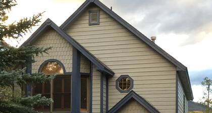 Kaunis viktoriaaninen koti, äskettäin uusittu, puoli korttelin päässä Main Street