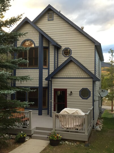 Beautiful Victorian Home, Recently Remodeled, 1/2 Block To Main Street