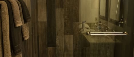 Doccia, asciugacapelli, asciugamani, sapone