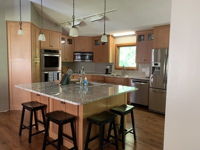 5 BR, 4 baths, Pool, HotTub, Family Friendly,  near Louisville KY, Private