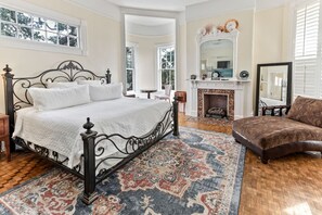 Desk, iron/ironing board, free WiFi, bed sheets