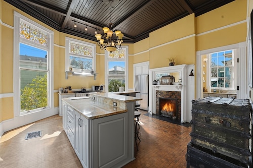 Historic Victorian Mansion, many original features, great walkable area