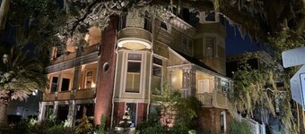 Historic mansion, 2 blocks to Forsyth Park