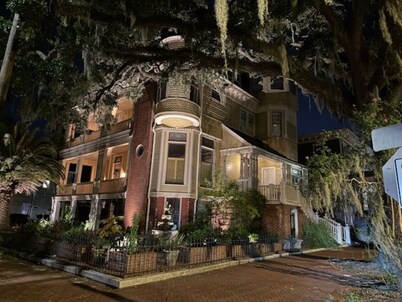Historic mansion, 2 blocks to Forsyth Park