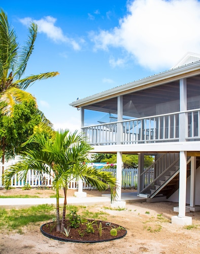 Blue Breeze Grand Turk - Classic Bermudean Beach House, Modern interior