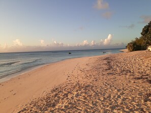 Plage, chaises longues, serviettes de plage