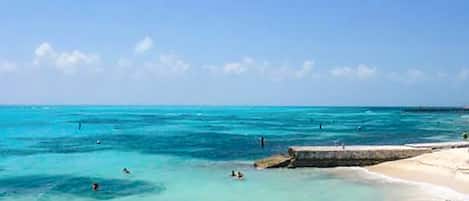 Camastros y toallas de playa