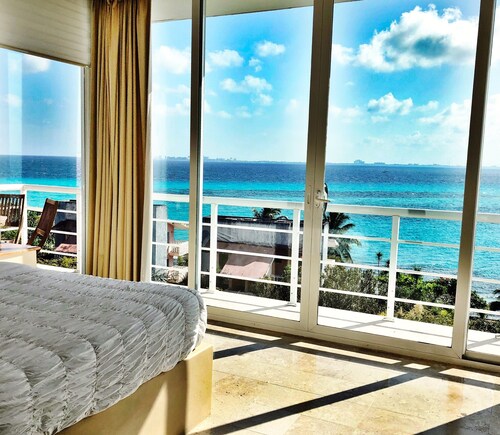 Maison de luxe de 3600 pieds carrés, piscine privée, grand espace de divertissement sur le toit avec bar