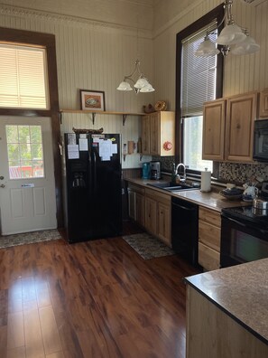 Kylskåp, vattenkokare, brödrost och mixer