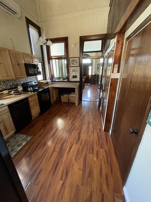 Kylskåp, vattenkokare, brödrost och mixer