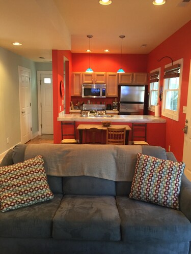 Downtown Mall Cottage just off Main St., breweries/wineries 10-30min drive