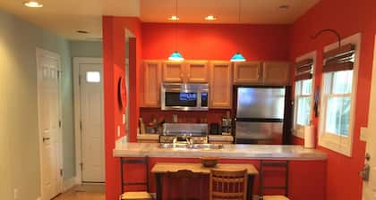 Downtown Mall Cottage just off Main St., breweries/wineries 10-30min drive