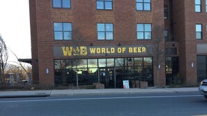 Un edificio de ladrillo con ventanas grandes y un letrero que dice "World of Beer".