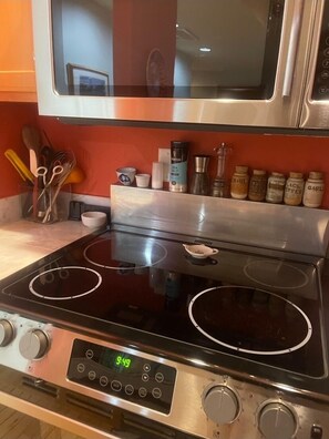 Frigorifero, microonde, forno, piano cottura