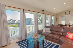 Flatscreentelevisie, een dvd-speler, boeken en een filmbibliotheek