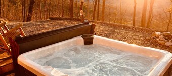 Moonshine Cabin tucked away on the Mountain,Great Location with private Hot Tub!