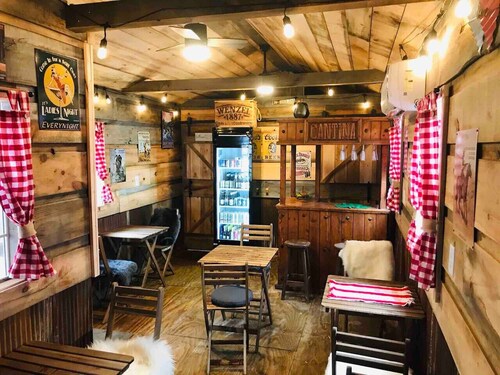 Moonshine Cabin tucked away on the Mountain,Great Location with Wellness Area!