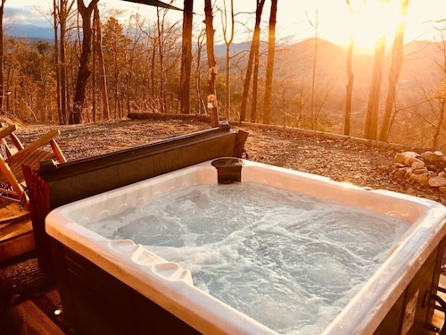 Moonshine Cabin tucked away on the Mountain,Great Location with private Hot Tub!