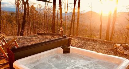 Moonshine Cabin tucked away on the Mountain,Great Location with private Hot Tub!