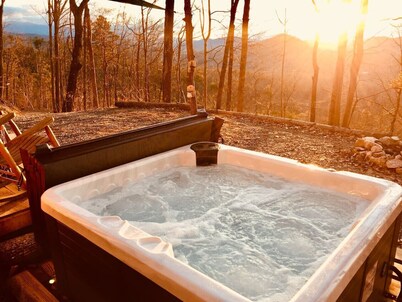 Moonshine Cabin tucked away on the Mountain,Great Location with private Hot Tub!