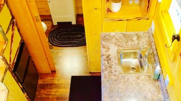 Fridge, oven, stovetop, coffee/tea maker