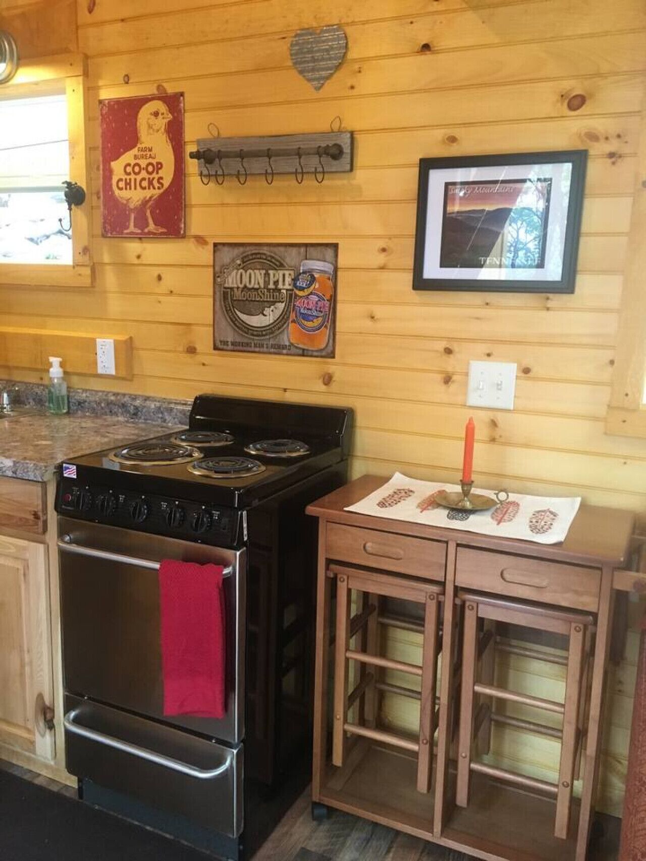 Fridge, oven, stovetop, coffee/tea maker