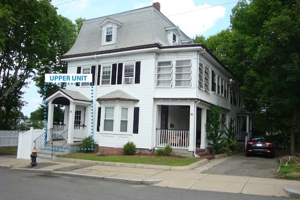 Large 4 Bedroom, 2 bath condo in historic house that sleeps 12.