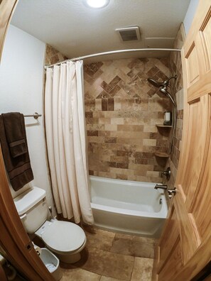 Tina con regadera, secadora de cabello, toallas, jabón 