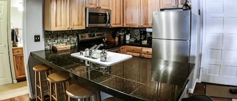 Kühlschrank, Mikrowelle, Ofen, Herdplatte