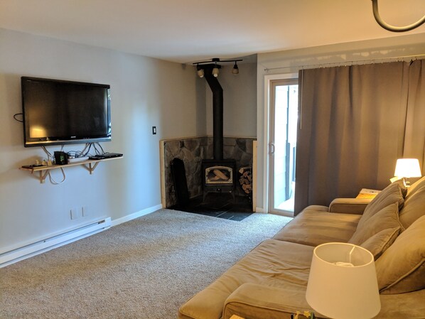 Smart TV, chimenea, reproductor de DVD y futbolito 