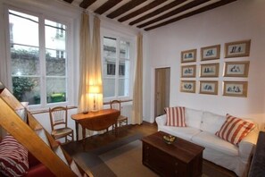 Smart-TV, peis, DVD-spiller og bøker