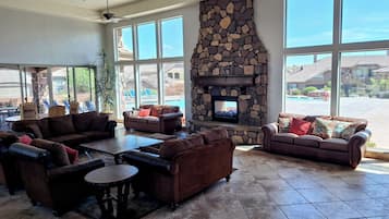 Smart TV, chimenea, videojuegos y reproductor de DVD