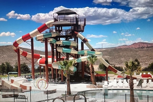 Piscina all'aperto, una piscina riscaldata