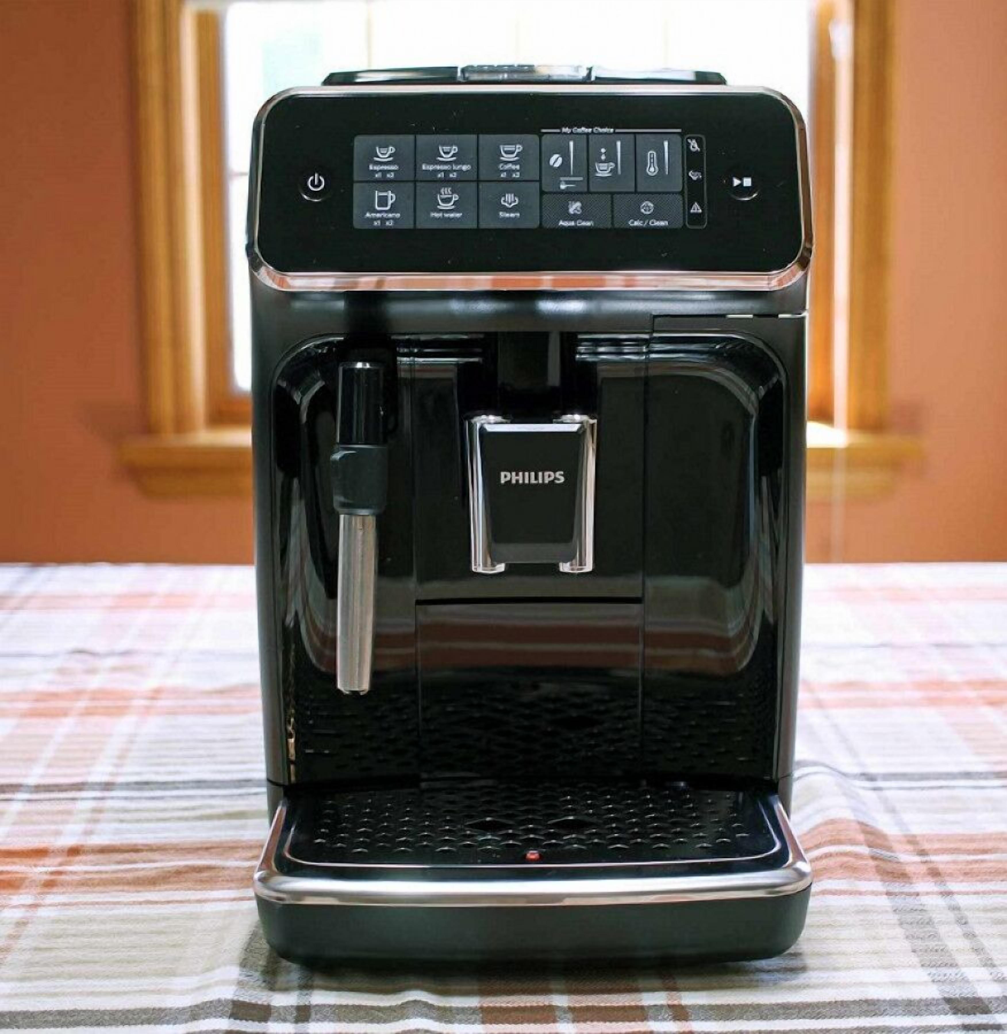 Une machine à café noire de la marque Philips, dotée d’une interface numérique, d’un réservoir d’eau et d’un bac de récupération.