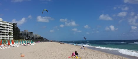 På stranden och solstolar