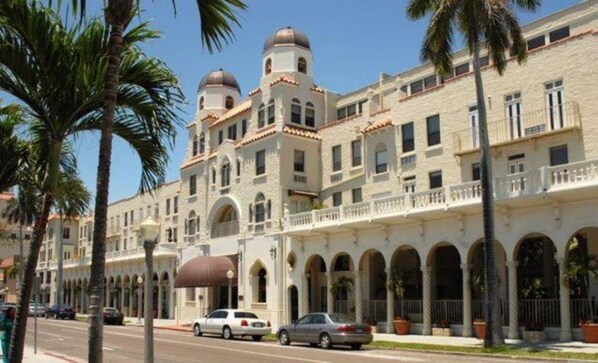 A large, multi-story building with arched windows and balconies, surrounded by palm trees. - TROPICAL PALM BEACH SUITE- 3 BEDS 2BEDROOMS 2BATHS POOL,BEACH,FRONT DESK 24/7 (PALM BEACH)