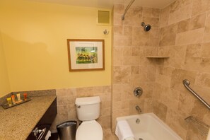 Vasca, asciugacapelli, asciugamani, sapone