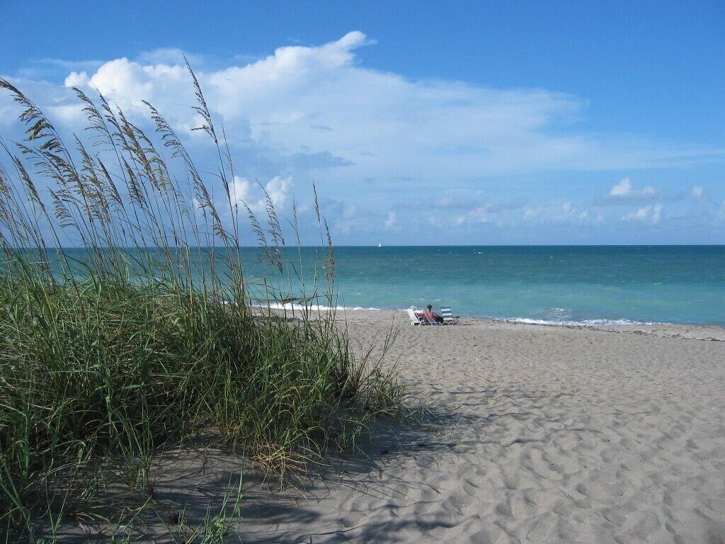 Beach nearby, sun-loungers, beach towels
